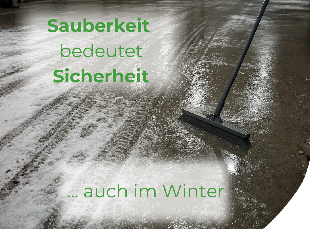 Industriereinigung im Winter: Reinigungskraft entfernt Salz- und Schmutzablagerungen in einer Werkhalle mit professionellen Reinigungsmitteln
